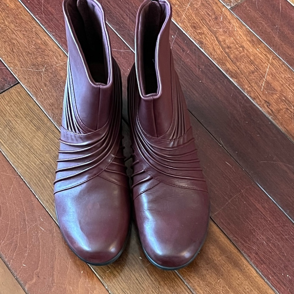 Rockport Women’s sz 10 burgundy leather boots - like new